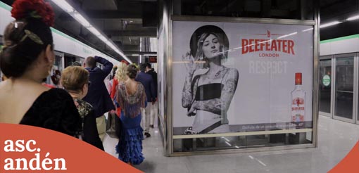 Publicidad en el acceso al andén en el metro de Sevilla